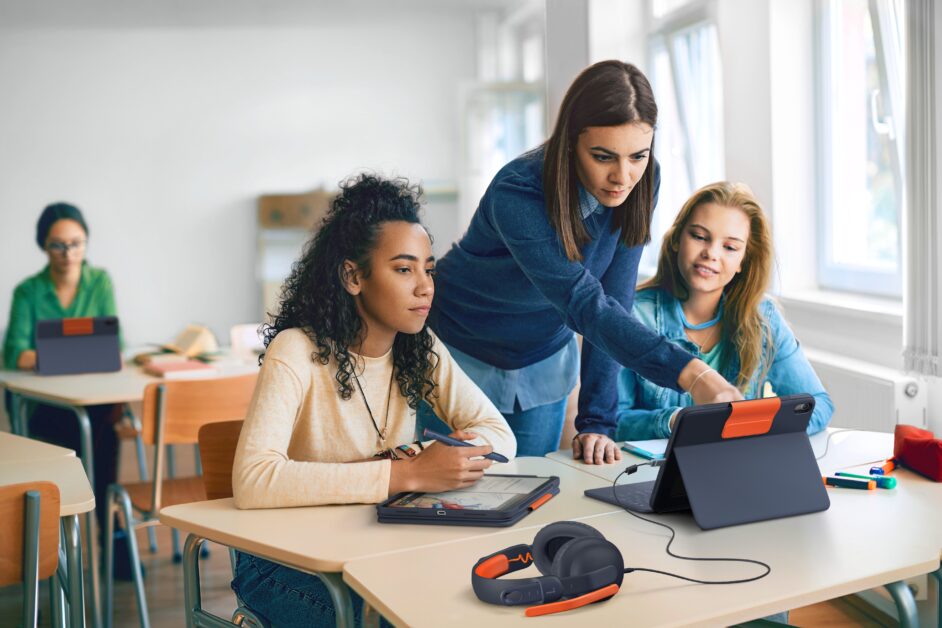 Logitech 官方博客原文配图：Built for the Real Classroom: How the New Rugged Combo 4c Keyboard Cases Keep Students Learning and iPads Safe