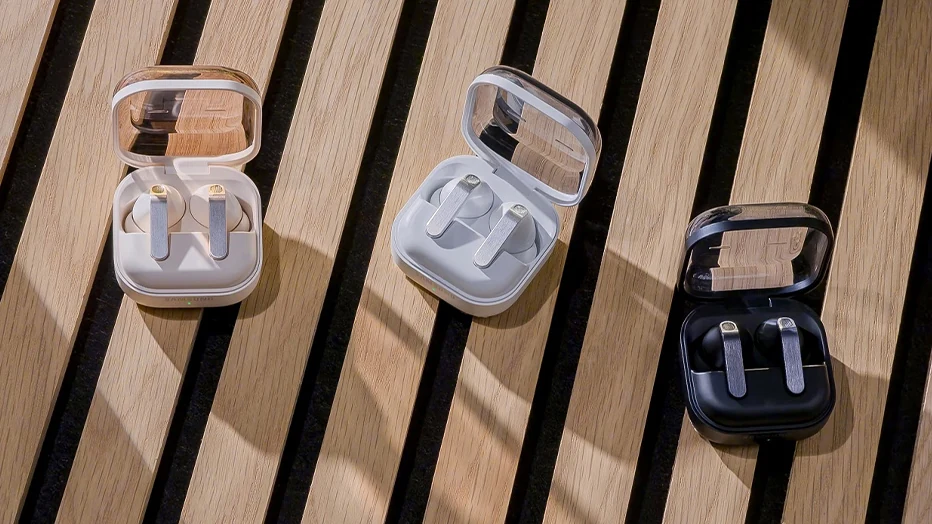 三星官方配图：Galaxy Buds4 系列耳机与透明翻盖充电盒