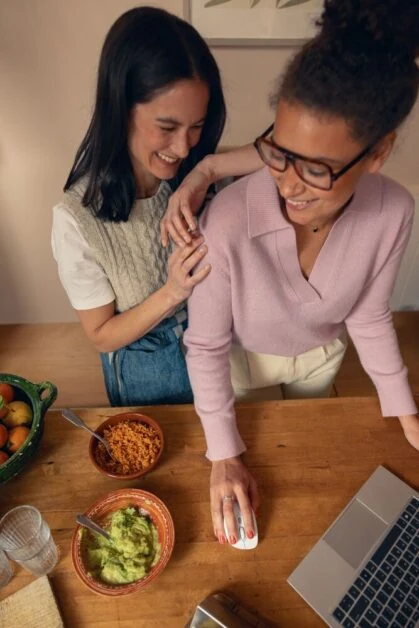 罗技官方配图：Signature Comfort Plus 发布文章中的日常使用场景