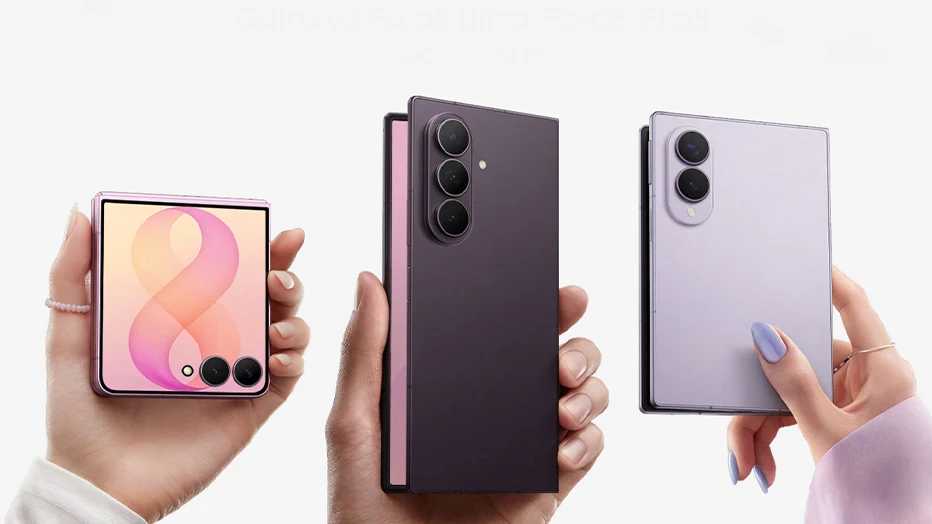 三星官方配图：手持 Galaxy Z Fold8 Ultra、Fold8 与 Flip8