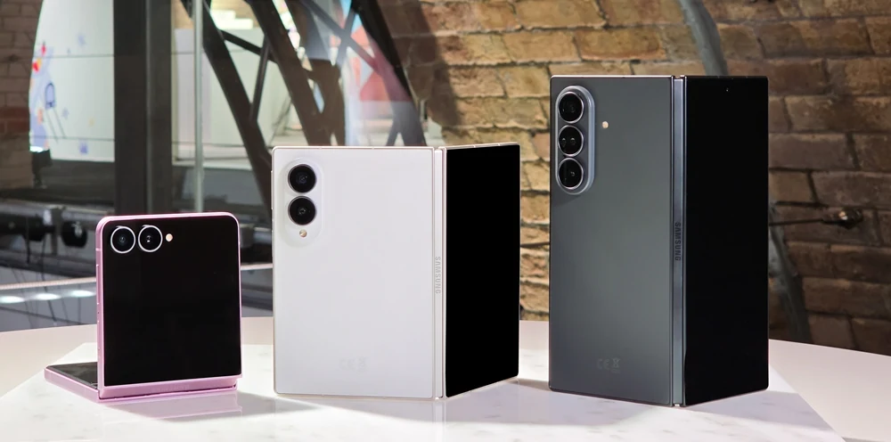 三星官方配图：Galaxy Z Flip8、Fold8 与 Fold8 Ultra 展示现场